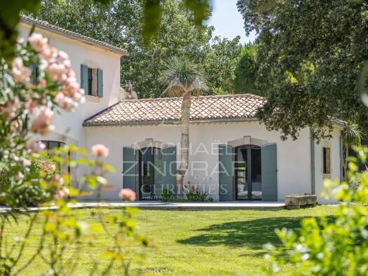 Maison à vendre 4 900 000 € 16 pièces 8 chambres 600 m² 146 986 m² de terrain L'Isle-sur-la-Sorgue 84800