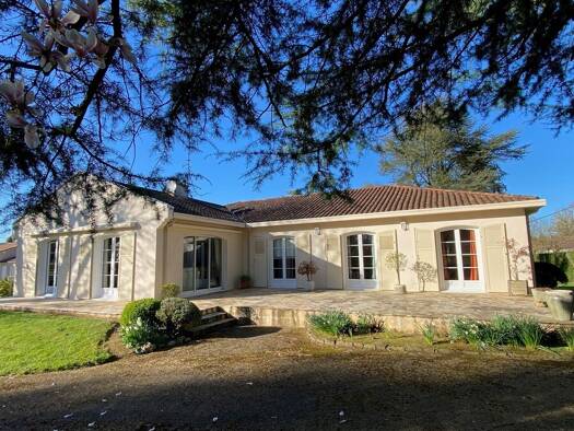Maison à vendre 327 600 € 8 pièces 7 chambres 220,4 m² 3 071 m² de terrain Cerizay 79140