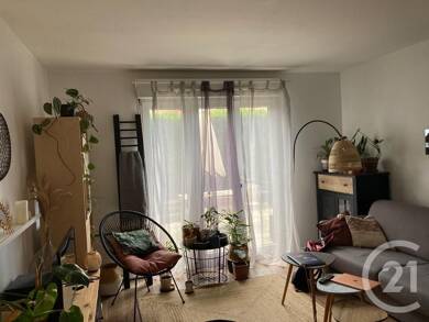 Appartement à louer 895 € 2 pièces 1 chambre 42,8 m² RDC Claye Souilly 77410
