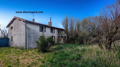 Maison à vendre 90 000 € 7 pièces 4 chambres 142 m² 17 985 m² de terrain Reffannes 79420