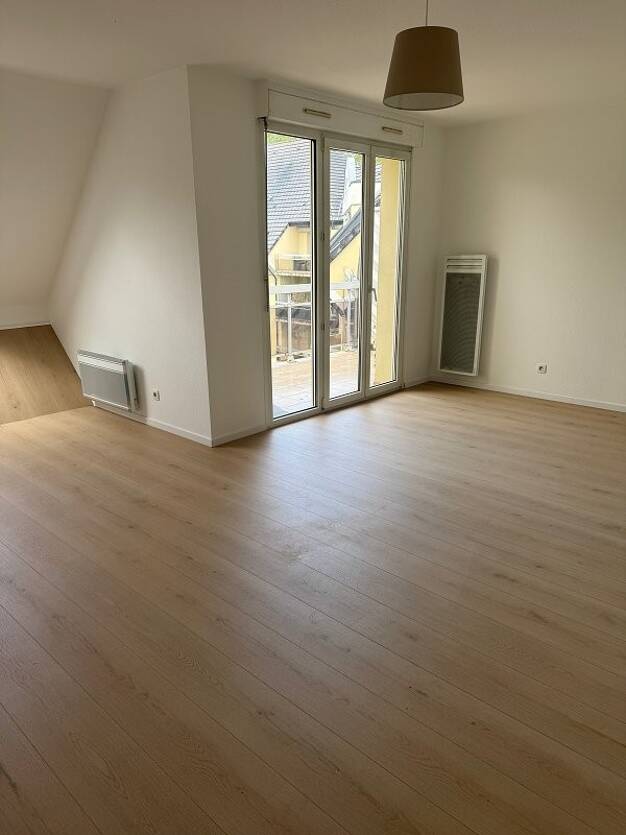 Appartement à louer 1 102 € 4 pièces 3 chambres 83 m² Dernier étage, Étage 3/3 Centre Est Illkirch Graffenstaden 67400
