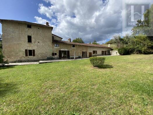 Ferme à vendre 498 200 € 8 pièces 5 chambres 447 m² 60 000 m² de terrain Sud Saint-Astier 24110