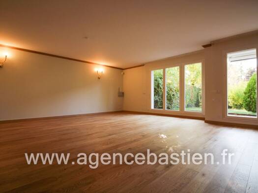 Appartement à louer 3 900 € 5 pièces 4 chambres 184 m² RDC/3 Centre Divonne les Bains 01220