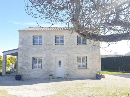 Maison à vendre 349 999 € 8 pièces 4 chambres 143 m² 1 897 m² de terrain Beurlay 17250