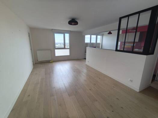 Appartement à louer 1 058 € 4 pièces 3 chambres 76 m² Étage 14/15 Caudéran Bordeaux 33200