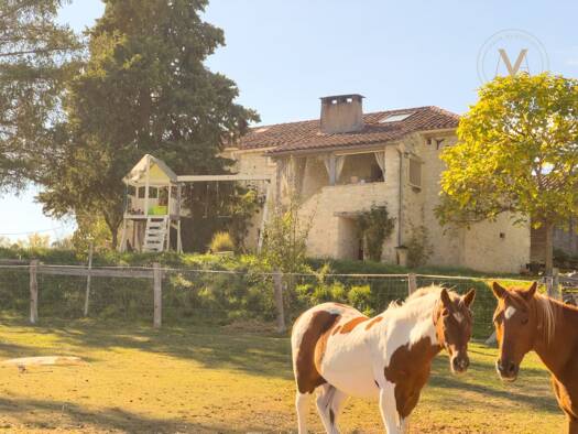 Maison à vendre 230 000 € 4 pièces 2 chambres 85 m² 2 797 m² de terrain Sérignac 46700