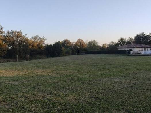 Terrain constructible viabilisé à vendre 74 000 € 2 408 m² de terrain Rive Droite Aire-sur-l'Adour 40800
