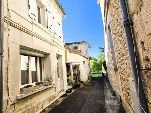 Maison à vendre 82 500 € 5 pièces 2 chambres 74 m² 68 m² de terrain Centre Ruelle-sur-Touvre 16600