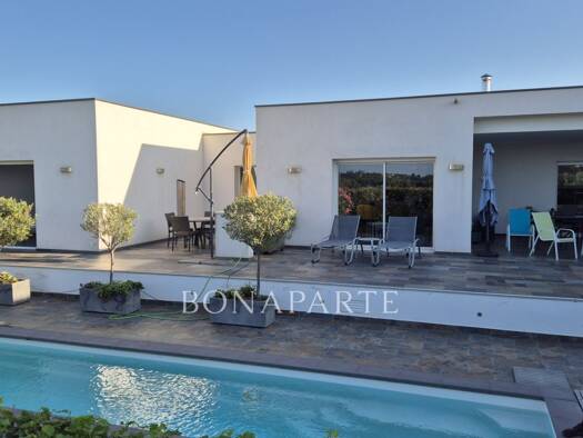 Villa à vendre 690 000 € 5 pièces 4 chambres 250 m² 1 076 m² de terrain Aléria 20270