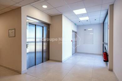 Espace bureau à vendre 265 000 € 94 m² de bureaux Centre Les Angles 30133