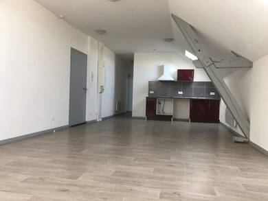 Appartement à louer 464 € 2 pièces 1 chambre 50 m² Dernier étage, Étage 3/3 La Roche Chalais 24490