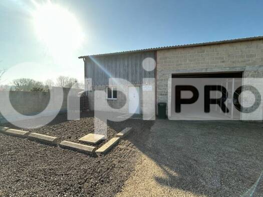 Local d'activités à louer 1 500 € 210 m² d'espace de stockage Compiègne 60200