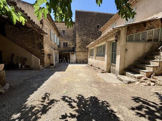 Maison à vendre 450 000 € 20 pièces 1 chambre 370 m² 486 m² de terrain Lauris 84360