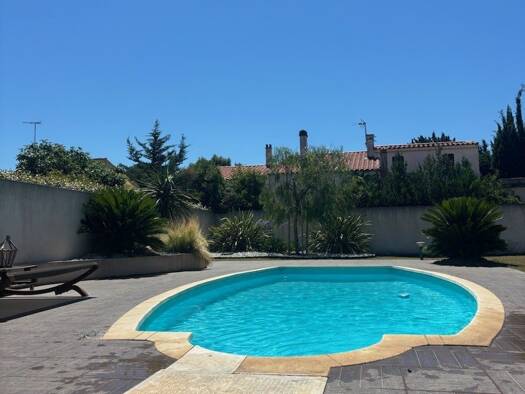 Maison à vendre 649 000 € 7 pièces 6 chambres 171 m² 946 m² de terrain Centre Saint-Mitre-les-Remparts 13920