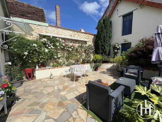 Maison à vendre 181 000 € 6 pièces 4 chambres 154 m² 189 m² de terrain St Amand Montrond 18200