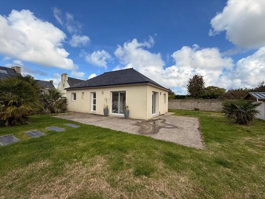 Maison de plain-pied à louer 908 € 3 pièces 2 chambres 68 m² 522 m² de terrain Plougoulm 29250