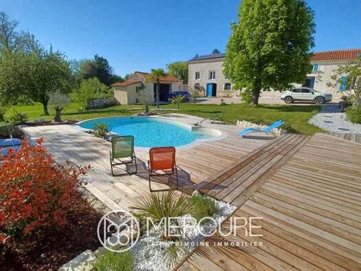 Maison à vendre - Première occupation 749 420 € 9 pièces 7 chambres 380 m² 11 798 m² de terrain Archiac 17520