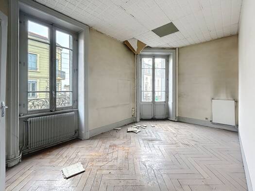 Appartement à vendre 135 000 € 8 pièces 202 m² Étage 2/3 Saint-Chamond 42400
