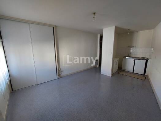 Appartement à louer 310 € 1 pièce 28,2 m² Étage 3/3 Centre Issoire 63500
