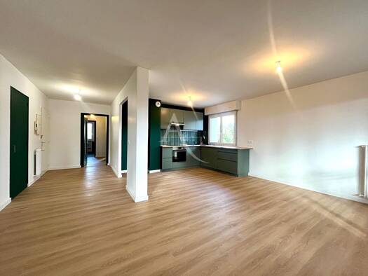 Appartement à louer 1 850 € 3 pièces 2 chambres 74 m² Étage 3/7 Nord Saint-Julien-en-Genevois 74160