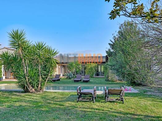 Maison de plain-pied à vendre 799 000 € 8 pièces 6 chambres 215 m² 3 500 m² de terrain Aimargues 30470