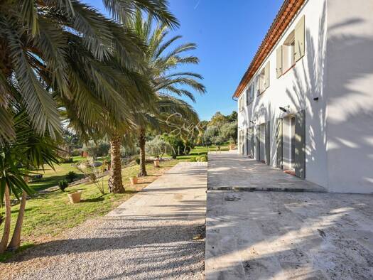Maison à vendre 2 185 000 € 6 pièces 4 chambres 200 m² 10 000 m² de terrain La Ciotat 13600