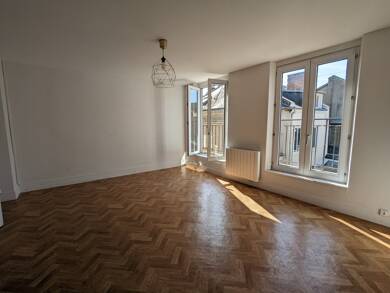 Appartement à louer 705 € 3 pièces 2 chambres 62 m² Dernier étage, Étage 3/3 Orleans 45000
