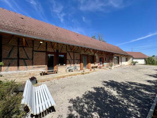 Maison à vendre 270 000 € 6 pièces 3 chambres 163 m² 2 351 m² de terrain Chateaurenaud Louhans 71500