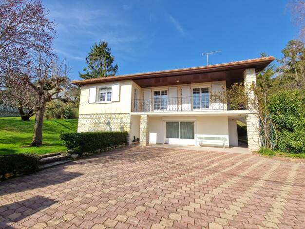 Maison à vendre 232 000 € 8 pièces 4 chambres 180 m² 2 603 m² de terrain Chateauneuf sur Charente 16120