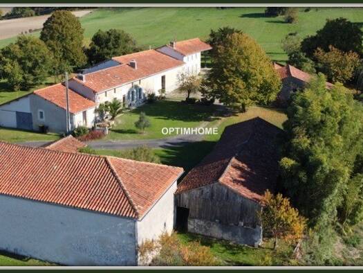 Ferme à vendre 314 500 € 13 pièces 7 chambres 422 m² 30 799 m² de terrain Montmoreau 16190