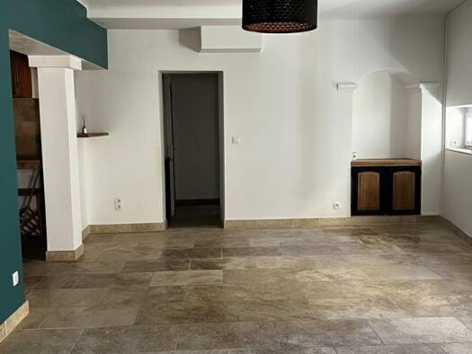 Appartement à louer 970 € 4 pièces 3 chambres 87,5 m² RDC La Tour-d'Aigues 84240