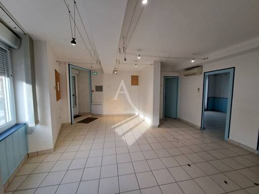 Local commercial à louer 500 € 93 m² de surface de vente Le Donjon Les Herbiers 85500