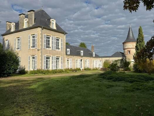 Demeure à vendre 798 000 € 11 pièces 7 chambres 450 m² 21 979 m² de terrain Vornay 18130