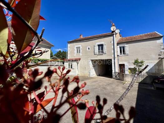 Appartement à vendre 116 900 € 3 pièces 2 chambres 75 m² Étage 1/1 Saint Amatre Auxerre 89000