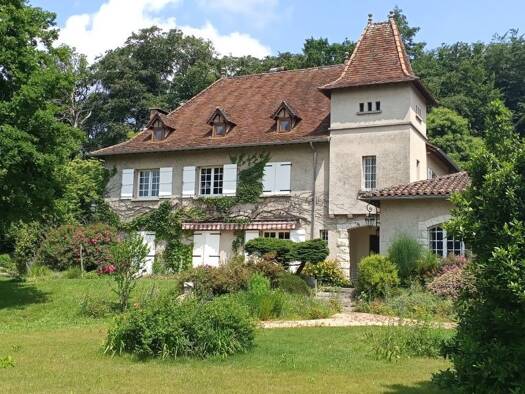 Demeure à vendre 411 910 € 8 pièces 7 chambres 250 m² 11 279 m² de terrain Latronquière 46210