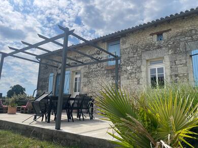 Maison à vendre 253 000 € 6 pièces 4 chambres 160 m² 6 363 m² de terrain Savigny sous Faye 86140