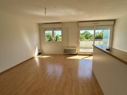 Appartement à louer 801 € 3 pièces 2 chambres 70 m² RDC Les Gonds 17100