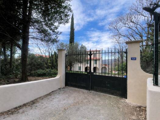 Ferme à vendre 599 000 € 7 pièces 3 chambres 270 m² 912 m² de terrain Aubagne 13400