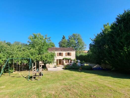 Maison de plain-pied à vendre 449 500 € 24 pièces 16 chambres 540 m² 2 663 m² de terrain Saint-Pierre-de-Juillers 17400