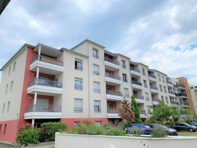 Appartement à louer 740 € 3 pièces 2 chambres 60 m² RDC/4 Centre Ancien Lucé 28110