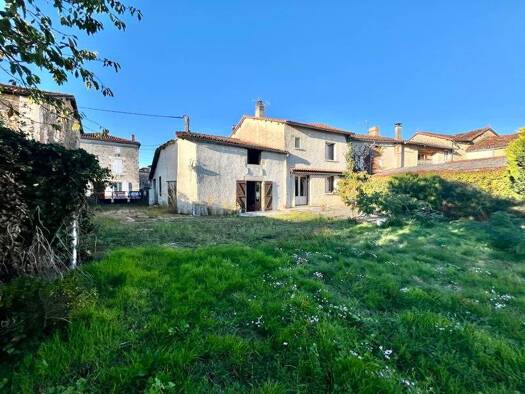 Maison à vendre 79 999 € 7 pièces 4 chambres 152 m² 1 103 m² de terrain Beaulieu-sur-Sonnette 16450