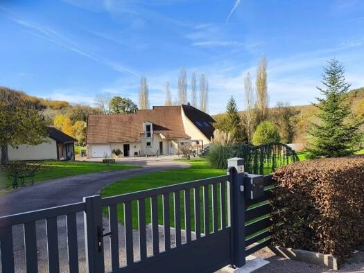 Maison à vendre 465 000 € 8 pièces 5 chambres 217 m² 9 757 m² de terrain La Roche-Vanneau 21150