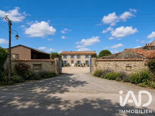 Maison à vendre 376 000 € 5 pièces 4 chambres 215 m² 13 577 m² de terrain Les Nouillers 17380