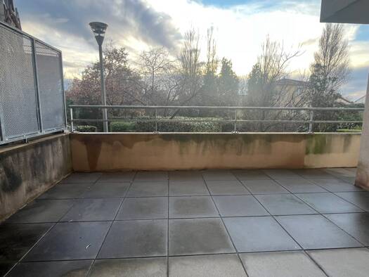 Appartement à louer 800 € 3 pièces 2 chambres 69 m² Étage 1/2 Sorgues 84700