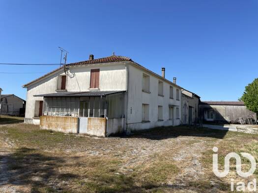 Maison à vendre 180 000 € 10 pièces 6 chambres 270 m² 8 400 m² de terrain Jarnac-Champagne 17520