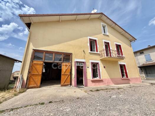 Maison à vendre 39 000 € 8 pièces 6 chambres 185 m² 208 m² de terrain Saint-Priest-la-Prugne 42830
