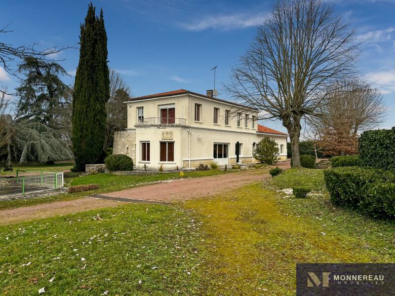 Maison à vendre, 375m², ROULLET SAINT ESTEPHE