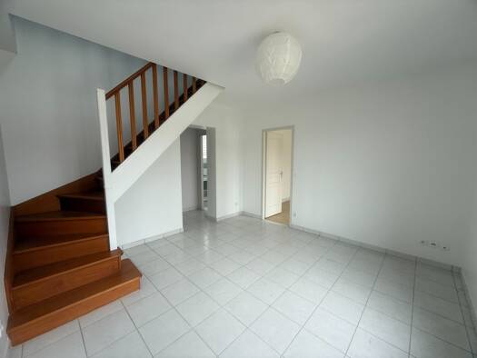 Appartement à louer 950 € 3 pièces 2 chambres 49 m² Dernier étage, Étage 2/2 Etampes 91150