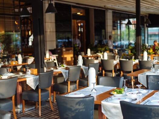 Restaurant à vendre Fonds de commerce 690 000 € 230 m² d'espace de restauration Est Peymeinade 06530