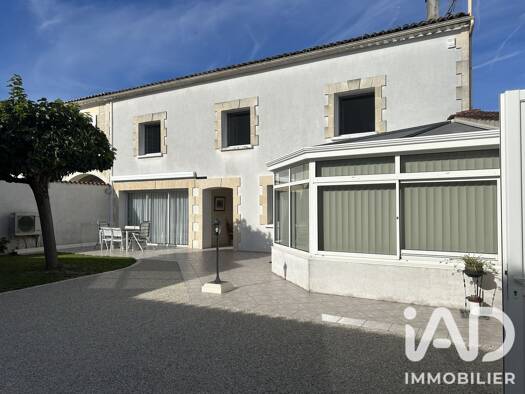 Maison à vendre 465 000 € 6 pièces 3 chambres 165 m² 4 113 m² de terrain Les Métairies 16200